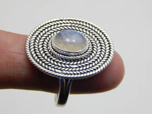 Anillo de Compromiso Clásico de Plata de Ley 925 con Piedra Lunar Arcoíris de Alta Calidad - Product Image 2