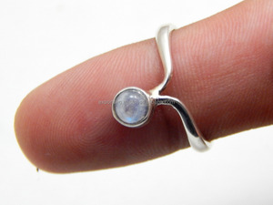 Bague de déclaration à la mode en argent Sterling 925 faite à la main pierre de lune arc-en-ciel naturelle pour mariage et fête accessoire en vrac en gros - Product Image 2