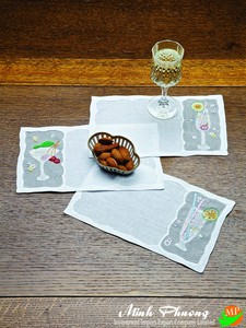 Serviettes de cocktail personnalisées brodées en coton et lin - Décoration de table carrée écologique réutilisable faite à la main pour mariages et restaurants - Product Image 1