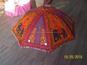 Parasols en coton faits à la main classiques et traditionnels indiens en gros, logo personnalisé, cadre en métal noir, protection solaire - Product Image 3