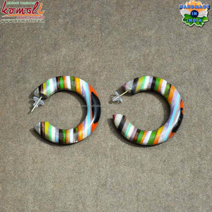 Boucles d'oreilles en résine fine multicouche sur mesure au design vintage - Product Image 3