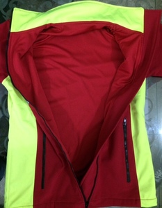 เสื้อแจ็คเก็ตกันน้ำแบบนิ่มสีแดงเหลือง  พร้อมแถบสะท้อนแสง  ปิดด้วยซิป  คอตั้ง  สำหรับผู้ใหญ่  ใส่ได้ทั้งชายและหญิง  เหมาะสำหรับกิจกรรมกลางแจ้ง - Product Image 3