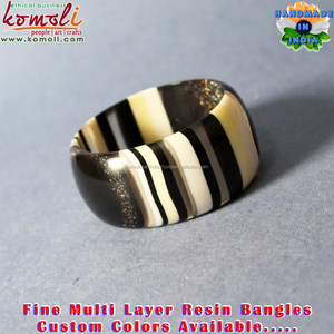 กำไลเรซิ่นสีดำประกายวิบวับ หลายสี ลายทางซ้อนกัน กำไลข้อมือและกำไลข้อเท้า - Product Image 4