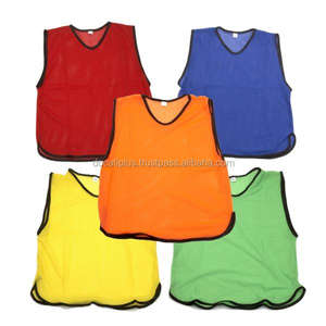 Chalecos de entrenamiento de fútbol personalizados OEM a precio económico para hombres - Product Image 1