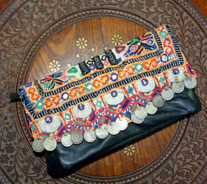 Bolso de Mano de Cuero de Diseño, Bolso Banjara de Tela Vintage, Bolso de Mano Banjara de Cuero Estilo Gitano - Product Image 1