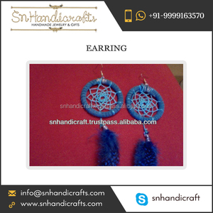 Boucles d'oreilles attrape-rêves tendance avec plumes enroulées de fil - Bleu clair - Product Image 1