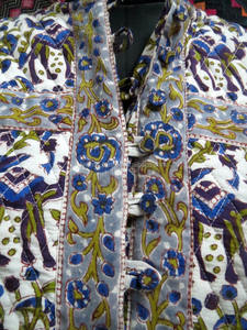 Robe longue en coton imprimé élégante et légère, avec des motifs floraux géométriques uniques, disponible à la vente - Product Image 3