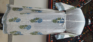 Maxi vestido de algodón estampado de moda con estampados étnicos vibrantes perfecto para el uso diario y de fiesta disponible a un precio razonable - Product Image 3