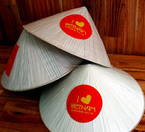 หมวกทรงกรวยไม้ไผ่ทาสีคุณภาพสูง เป็นมิตรกับสิ่งแวดล้อม/ลายดอกไม้ ของที่ระลึกเวียดนาม น็อนลา 2024 - Product Image 4