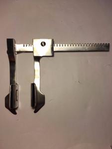 Retractor de Nervaduras Medianas Finocchieto con Hoja Fenestrada de Acero Inoxidable Alemán, Instrumento Quirúrgico Manual - Product Image 3