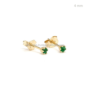 Pendientes de oro de 14K con piedra natural Esmeralda pequeña y delicada piedra natal de mayo - Product Image 1