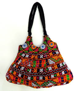 กระเป๋าสะพายไหล่ผู้หญิงสไตล์บอฮีเมียนวินเทจแบบดั้งเดิมของอินเดีย  งานปักกุชชาร์ตีจากกุจราติ  อุปกรณ์เสริมยอดนิยม - Product Image 5