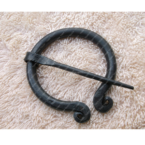 Broche de Fibula de Hierro, Broche en Forma de V, Pin para Capa, Alambre de Hierro, Estilo Medieval/Vikingo, Forjado a Mano - Product Image 1