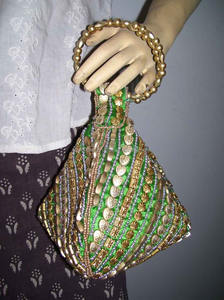 Monedero de mano Potli con cuentas doradas - Product Image 4