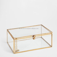 Boîte à bijoux rectangulaire en verre avec cadre doré et détail de chaîne