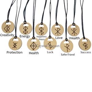 Ensemble de pendentifs en bois avec symboles du zodiaque et Reiki - Product Image 1