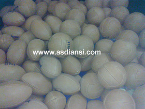 Ballons de rugby et de football américains antiques Gants en cuir vintage pour baseball et boxe Équipement de sport d'époque rétro - Product Image 4