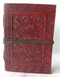 Diario de escritura personal de cuero en relieve vintage con cierre de correa, elegante cuaderno de cuero de estilo vintage - Product Image 1