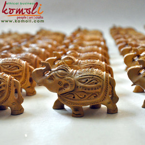 Petit éléphant en bois sculpté à la main, souvenir de mariage indien et souvenir artisanal - Product Image 5