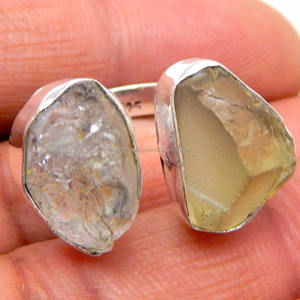 แหวนแต่งงาน/หมั้น ประดับพลอยเพรไนต์ ดีไซน์น่ารัก ทันสมัย ตัวเรือนเงินแท้ 925 ทรงสวมใส่สบาย ประดับเพชรแบบ Pave Setting สำหรับผู้หญิง - Product Image 1