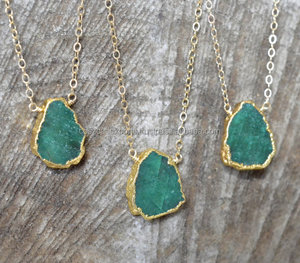 Collier d'émeraudes remplies d'or avec perles de pierre et tranche d'émeraude verte plaquée or fabriqué en Inde - Product Image 2