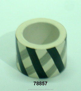 Porte-serviettes en bois peint à la main gravé pour la fête de mariage et d'autres occasions - Product Image 1