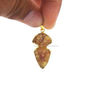 Colgante de Joyería Clásico y Moderno en Forma de Punta de Flecha, Hecho a Mano en Plata de Ley Chapada en Oro con Druzy Amarillo Natural - Product Image 2