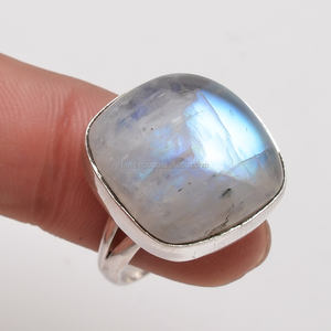 Vente en gros de bijoux fins en argent sterling 925 faits à la main anneaux de pierre de lune arc-en-ciel naturels pour les mariages fabriqués par une marque haut de gamme - Product Image 1