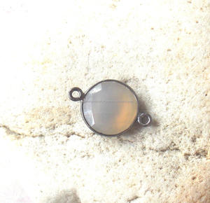 Belle Calcédoine Grise Forme Ronde Noir Rhodium Lunette Bijoux Double Bail Plaqué Or Facettes Vintage Connecteur - Product Image 5