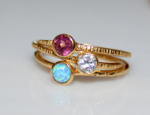 แหวนอัญมณีสังเคราะห์สีรุ้งหลายทรงกลมสีทอง14K สำหรับผู้หญิงดีไซน์ใหม่ - Product Image 3