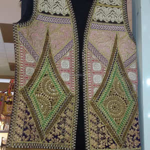 เสื้อกั๊กผ้าแคนวาสปักมือแบบดั้งเดิมของชาวบันจารา  งานฝีมือเชิงวัฒนธรรม  ระบายอากาศได้ดี  ประดับด้วยลูกปัด  เป็นมิตรกับสิ่งแวดล้อม - Product Image 2