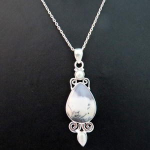 Pendentifs classiques faits à la main en argent sterling 925 avec opale blanche dendritique pure en forme de poire de Shri Ashapura Jewels - Product Image 5