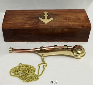 Bosun silbato náutico de latón en caja de madera - Product Image 1