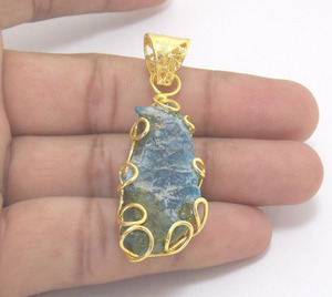 Pierre précieuse d'apatite naturelle pendentif fin fil plaqué or enveloppé dans une forme naturelle bijoux à la mode cadeau pour elle - Product Image 3