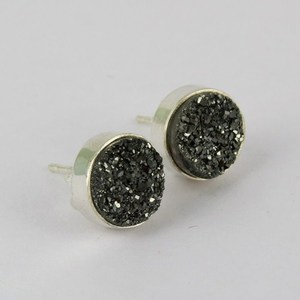 Pendientes Huggie de Plata de Ley 925 con Druzy de Titanio Gris Súper Dulce, Hechos a Mano, Estilo Bohemio, Joyería de Plata, Certificados por Terceros - Product Image 1