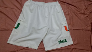 PANTALONES CORTOS DE SOFTBALL PERSONALIZADOS BLANCOS CON LOGOTIPOS DE DIFERENTES COLORES - Product Image 1