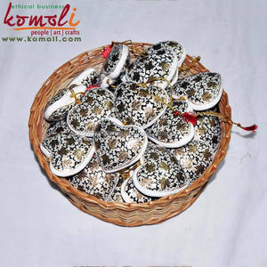 Adorno Navideño de Papel Maché Pintado a Mano, Corazón Negro de Madera con Diseño de Hojas, Corazones de Madera, Decoraciones Navideñas - Product Image 2