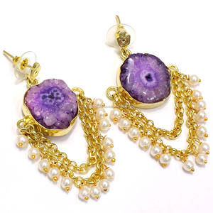 Boucles d'oreilles pendantes en agate druzy de quartz solaire en alliage sans nickel de style vintage faites à la main avec une élégante perle, bijoux de mode pour femmes Mohit - Product Image 1