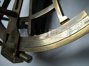 Sextante Antiguo de Latón |   Instrumento de Navegación Marítima Vintage |   Decoración Náutica para Mesa |   Regalo Marítimo Hecho a Mano |   Funcional - Product Image 3