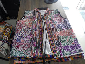 Chaquetas Bohemias Bordadas a Mano Vintage de la India, Chalecos de Estilo Bohemio Coloridos - Product Image 3