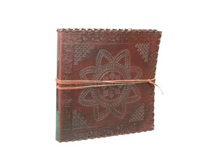 สมุดรายวันหนังแท้สไตล์วินเทจทำด้วยมือ100% ออกแบบล่าสุดพร้อมสายรัดปิดสำหรับผู้ชายและผู้หญิง - Product Image 1