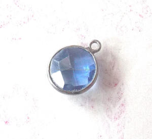 Composants de bijoux faits à la main en argent sterling 925 avec pierre précieuse quartz iolite, finition rhodium noir, double attache et sertissage facetté - Product Image 1