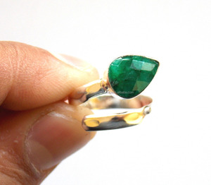 Hermosa forma de pera Esmeralda teñida Natural Multi piedra preciosa joyería hecha a mano anillo de piedra natal plateado - Product Image 1