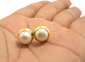 Boucles d'oreilles à clous en laiton plaqué or 18 carats avec perle naturelle des mers du Sud de qualité AAA - Product Image 3