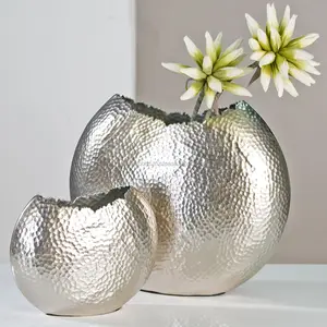 Vases à fleurs en aluminium faits à la main de haute qualité avec un fini martelé - Product Image 1