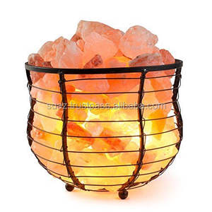 Lampe en sel de l'Himalaya naturel avec panier en métal, décoration d'intérieur, purificateur d'air, veilleuse, relaxation, bien-être, cadeau - Product Image 1