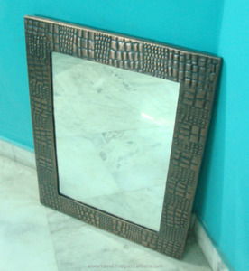 Espejo de pared de cobre antiguo, diseño en relieve - Product Image 1