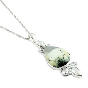 Pendentifs classiques faits à la main en argent sterling 925 avec opale blanche dendritique pure en forme de poire de Shri Ashapura Jewels - Product Image 3