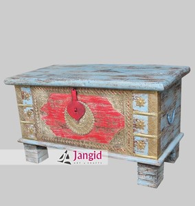 Coffres de rangement en bois massif anciens et vintage avec finitions en laiton et meubles artisanaux indiens peints en rouge et bleu - Product Image 5