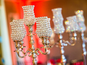 Look royal grand candélabre bling en métal doré avec des tasses en cristal pour les centres de table de décoration d'événement de mariage - Product Image 3